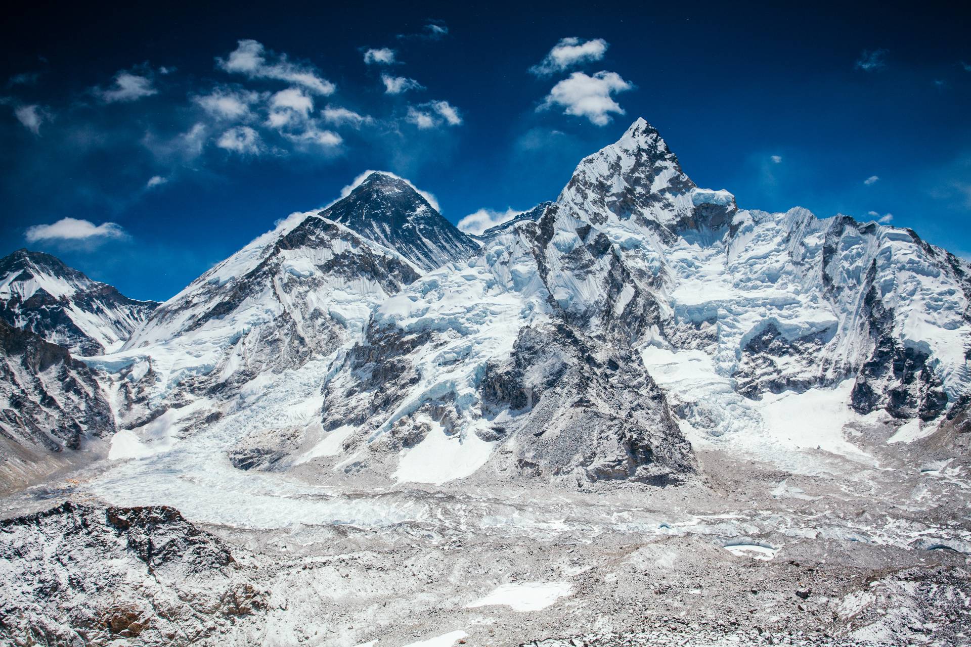 A snowy mountainous landscape